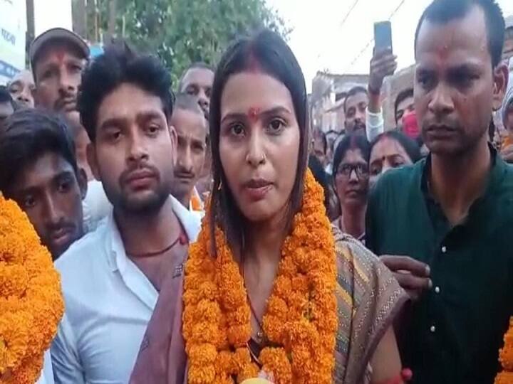 Bihar Panchayat Election: 20 year old woman did nomination, got married 10 months ago, dream to do social service ann Bihar Panchayat Election: चुनावी मौदान में उतरी बीए की छात्रा, 10 महीने पहले हुई है शादी, समाज सेवा करना है सपना