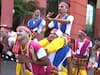 Lucknow में पीएम नरेंद्र मोदी का जोरदार स्वागत, लोक कलाकारों ने नृत्य कर ने बांधा समां