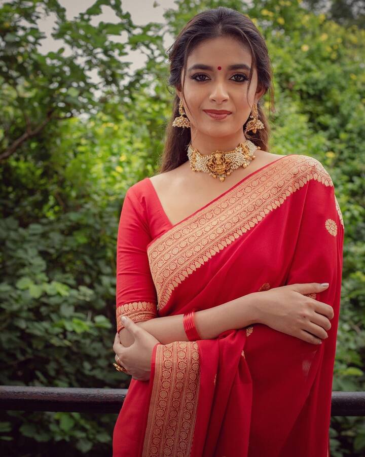 (Photo Courtesy: Instagram) రెడ్ కలర్ శారీలో కీర్తి ఎంతో అందంగా ఉంది.
