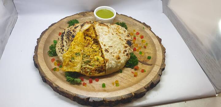 या पोटलीची किंमत अंदाजे 320 रुपये असून, ती व्हेज आणि नॉन व्हेज अश्या दोन्ही प्रकारात उपलब्ध आहे.. (Photo:@balefirekebab/IG)