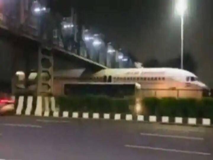 Viral Video: Air India Plane Stuck Under A Footover Bridge In Delhi వీడియో: రోడ్డుపై విమానం.. ఫుట్ ఓవర్ బ్రిడ్జి కింద ఇరుక్కున్న ఎయిరిండియా ఫ్లైట్