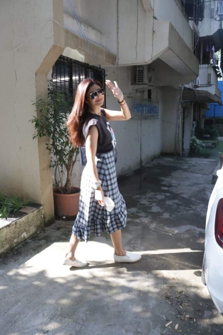 शिल्पा शेट्टी बुरे वक्त को पीछे छोड़ अब आगे बढ़ रही हैं और काफी खुश भी नजर आ रही हैं. आज एक्ट्रेस को मुंबई के एक सैलून के बाहर स्पॉट किया गया.