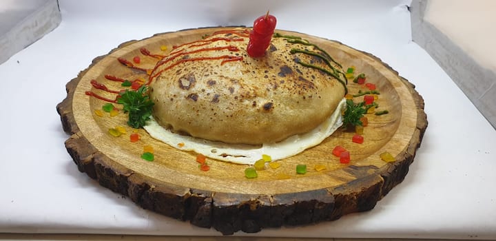 चपातीमध्ये भरलेली बिर्याणी पुणेकरांच्या खास पसंतीस पडतीये..  (Photo:@balefirekebab/IG)