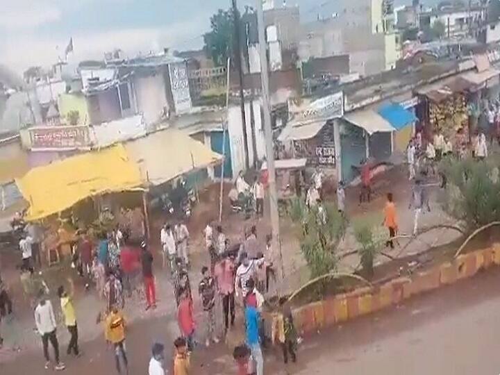 Chhattisgarh: Flag dispute turned violent in Kawardha, police fired tear gas shells to handle the situation छत्तीसगढ़: कवर्धा में झंडा विवाद हिंसक हुआ, स्थिति संभालने के लिए पुलिस ने दागे आंसू गैस के गोले