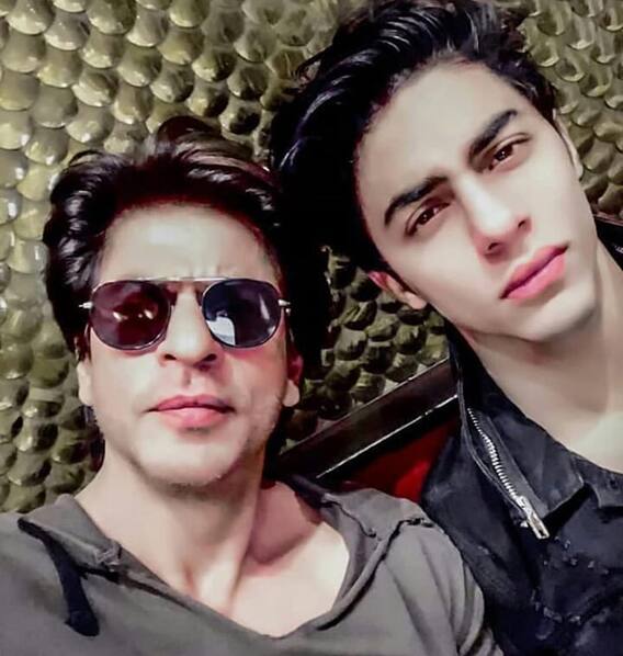Shah Rukh Khan Family Photos: परफेक्ट 'फैमिली मैन' हैं सुपरस्टार शाहरुख खान, यहां देखें परिवार के साथ प्यारी तस्वीरें Shah Rukh Khan Family Photos: परफेक्ट 'फैमिली मैन' हैं सुपरस्टार शाहरुख खान, यहां देखें परिवार के साथ प्यारी तस्वीरें