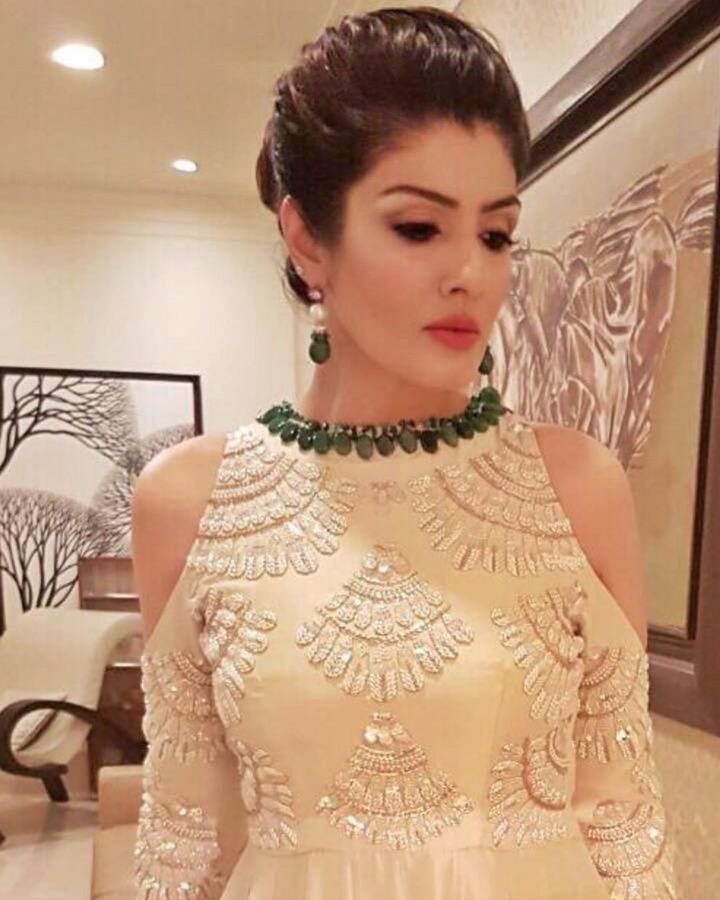 बॉलीवुड एक्ट्रेस रवीना टंडन पर भुवनेश्वर लिंगराज मंदिर के अधिकारियों ने शिकायत दर्ज करवाई थी, ये परिसर नो कैमरा जोन है. रवीना पर इस परिसर में एड शूट करने का आरोप लगा था.