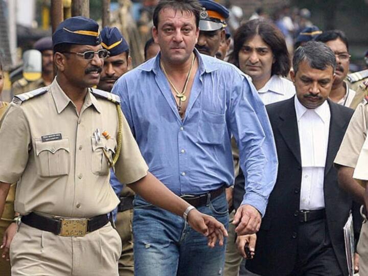 1993 मुंबई बम धमाकों के बाद अभिनेता संजय दत्त संजय दत्त पर अवैध तरीके से AK57 राइफल और गोला-बारूद रखने का मामला दर्ज किया गया था. वो इस मामले में सजा भी काट चुके हैं.