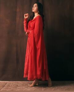 Krithi shetty Photos: మందార పువ్వులా మెరుస్తున్న బేబమ్మ... అందాల బొమ్మ