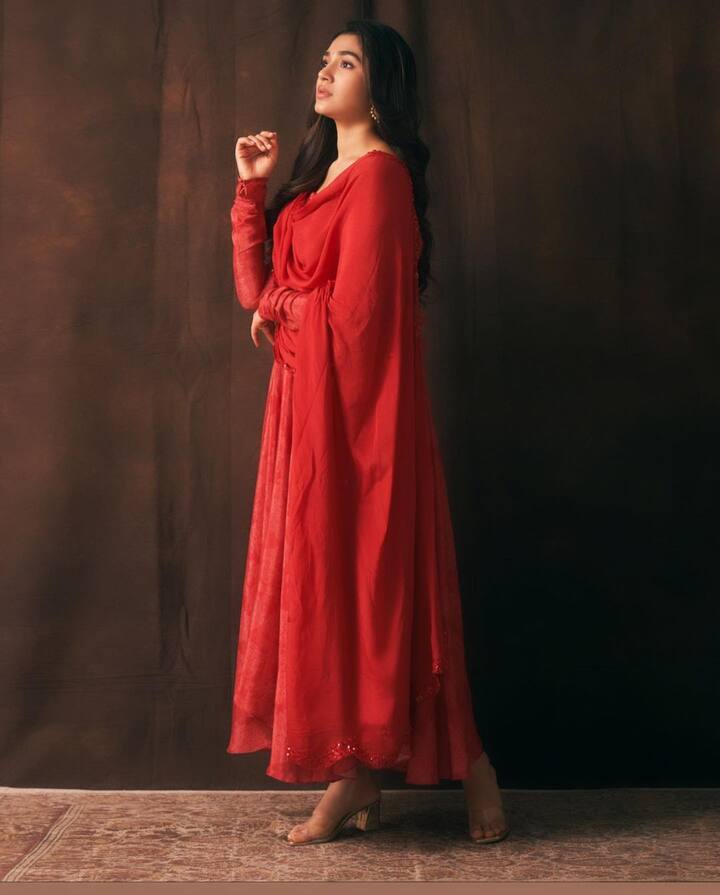 (Image credit: Instagram) ఎరుపు రంగు డ్రెస్సులో మరింత అందంగా కనిపిస్తూ... అభిమానులను అలరిస్తోంది.