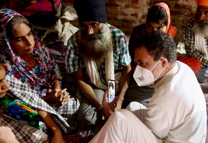 इससे पहले राहुल गांधी बुधवार को दिन में लखनऊ से सीतापुर स्थित पीएसी की दूसरी बटालियन पहुंचे. पार्टी नेता और उनकी बहन प्रियंका गांधी को इसी परिसर में हिरासत में रखा गया था. कांग्रेस के एक प्रवक्ता ने बताया कि राहुल गांधी लखनऊ हवाई अड्डे से अपने वाहन से लखीमपुर खीरी रवाना हुए. उत्तर प्रदेश में कांग्रेस के प्रवक्ता अशोक सिंह ने बताया, ‘‘राहुल गांधी पंजाब के मुख्यमंत्री चरणजीत सिंह चन्नी और छत्तीसगढ़ के मुख्यमंत्री भूपेश बघेल के साथ लखनऊ हवाईअड्डे से लखीमपुर खीरी के लिए रवाना हुए.’’ राहुल गांधी चन्नी और बघेल के साथ दिल्ली से लखनऊ पहुंचे थे.