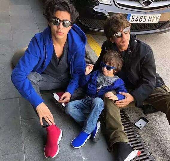Shah Rukh Khan Family Photos: परफेक्ट 'फैमिली मैन' हैं सुपरस्टार शाहरुख खान, यहां देखें परिवार के साथ प्यारी तस्वीरें Shah Rukh Khan Family Photos: परफेक्ट 'फैमिली मैन' हैं सुपरस्टार शाहरुख खान, यहां देखें परिवार के साथ प्यारी तस्वीरें