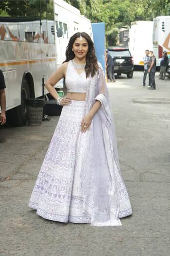 यंदा परीक्षकाच्या भूमिकेत माधुरी दीक्षित असल्याने चाहते प्रचंड खूश आहेत. माधुरीने घातलेल्या लेहेंग्यात ती चंद्रासारखी सुंदर दिसत आहे.