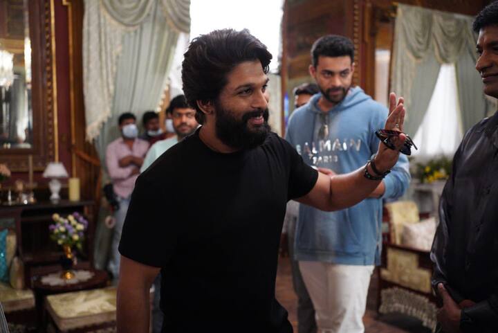 అల్లు అర్జున్.. వెంకటేష్, వరుణ్ తేజ్‌, అనిల్ రావిపూడి.. సరదాగా గడిపిన చిత్రాలు ఇప్పుడు సోషల్ మీడియాలో వైరల్‌గా చక్కర్లు కొడుతున్నాయి. - Image Credit: Sri Venkateswara Creations/Twitter