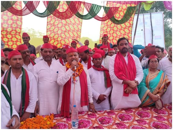 UP: बांदा पहुंचे SP प्रदेश अध्यक्ष नरेश उत्तम ने साधा BJP पर निशाना, कहा- किसानों और नौजवानों के साथ धोखा कर रही सरकार UP: बांदा पहुंचे SP प्रदेश अध्यक्ष नरेश उत्तम ने साधा BJP पर निशाना, कहा- किसानों और नौजवानों के साथ धोखा कर रही सरकार