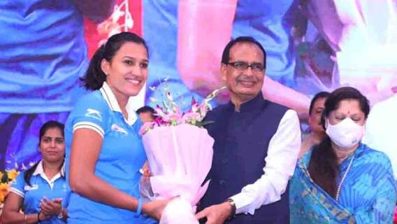 টোকিওয় ইতিহাস গড়ে ফেরা ভারতের মহিলা হকি দলের তারকাদের বিশেষ স্বীকৃতি