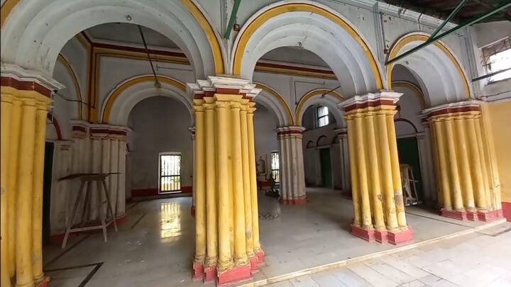অতীতের আভিজাত্য, ঐতিহ্য, ইতিহাসের সাক্ষী হয়ে দাঁড়িয়ে রয়েছে বিশাল বিশাল অট্টালিকা। পলেস্তারা খসে পড়েছে অনেক জায়গায়। সরু ইটেও ক্ষয় ধরেছে।ঠাকুর বাড়িতে ঢোকার একটা সিংহদারজা ভেঙে যাওয়ায় নতুন করে করতে হয়েছে।    তবে কয়েকটি বাড়িতে এখনও পরিবারের উত্তরসূরিরা বসবাস করেন। বাকি ফাঁকাই পড়ে রয়েছে।