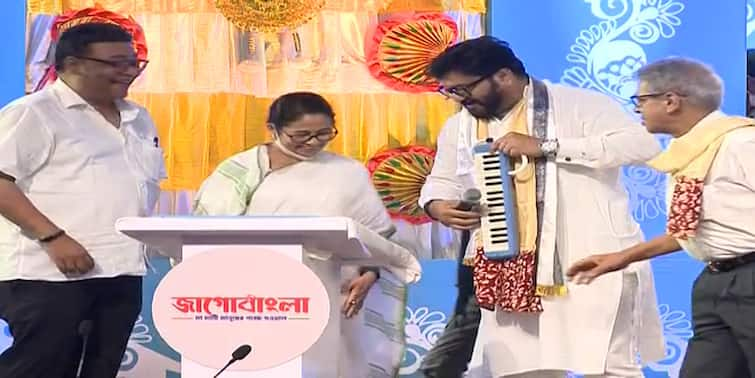 Mamata Banerjee sings JAGO Durga song with Babul Supriyo, Nachiketa, plays synthesizer at Nazrul Mancha Durga Puja 2021 Special:  পুজোয় পিয়ানিকা উপহার বাবুলের, মঞ্চেই বাজালেন মমতা, গাইলেন গানও