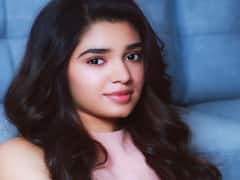 Krithi shetty Photos: మందార పువ్వులా మెరుస్తున్న బేబమ్మ... అందాల బొమ్మ