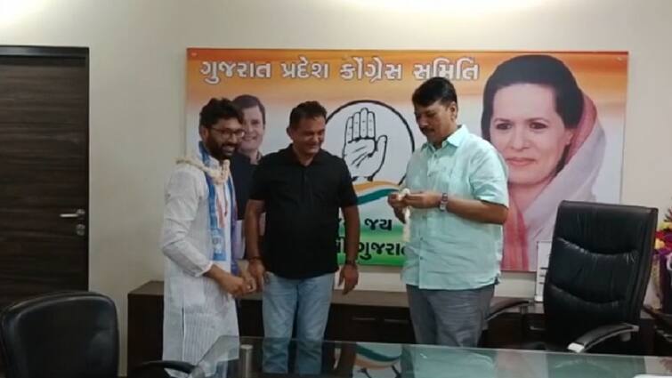 Ahmedabad: Jignesh Mewani arrives at the Congress region office અમદાવાદઃ કોગ્રેસ પ્રદેશ કાર્યાલય પર પહોંચ્યા જીજ્ઞેશ મેવાણી, હાર્દિક પટેલ, પરેશ ધાનાણી સહિતના નેતાઓએ કર્યું સ્વાગત