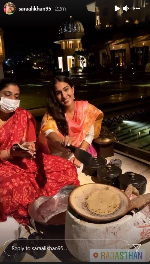 सारा ने उदयपुर में ना सिर्फ लजीज़ खाने का लुत्फ़ उठाया बल्कि वह पिछोला लेक पर मंदिर में आरती में हिस्सा लेने भी पहुंचीं. राजस्थान ट्रिप पर सारा कलरफुल सलवार सूट्स में दिखाई दे रही हैं. फोटो में वह सफेद रंग के सूट पर सतरंगी लहरिया दुपट्टा ओढ़े खूबसूरत दिख रही हैं.