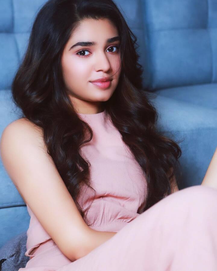 (Image credit: Instagram) పదిహేడేళ్ళ వయసులోనే సినిమాల్లోకి ఎంట్రీ ఇచ్చింది ఈ ముద్దుగుమ్మ.