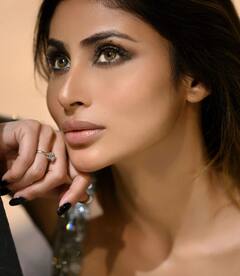 Mouni Roy ने अपनी ग्लैमरस फोटोज़ से बिखेरा जलवा, देखें तस्वीरें