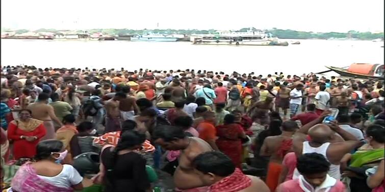 Gathering at ganges increase the tension of covid infection কোভিড বিধি শিকেয় তুলে গঙ্গার ঘাটে তর্পনের ভিড়, সংক্রমণ বৃদ্ধির আশঙ্কা বিশেষজ্ঞদের