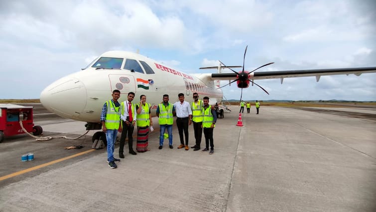 Safe landing-takeoff of aircraft at Sindhudurg Airport! Successful test from Goa to Sindhudurg सिंधुदुर्ग विमानतळावर विमानाचे सुरक्षित लँडिंग-टेकऑफ! गोवा ते सिंधुदुर्ग यशस्वी चाचणी