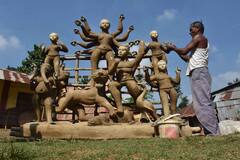 Navratri 2021: कल से शुरू हो रहे हैं नवरात्र, बंगाल में दुर्गा पूजा की धूम, देखिए तस्वीरें