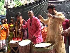 Durga Puja 2021: সুরুচি সঙ্ঘে ঢাক বাজালেন মন্ত্রী অরূপ, সঙ্গে জিৎ, শিবপ্রসাদ| Bangla News