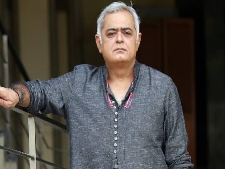 फिल्ममेकर हंसल मेहता भी शाहरुख खान के सपोर्ट में उतरे. हंसल मेहता ने ट्वीट कर लिखा कि- 'माता-पिता के लिए अपने बच्चे को इस तरह से परेशानी में देखना दर्दनाक होता है. ये तब और मुश्किल हो जाता है जब लोग कानून को अपना काम करने देने से पहले ही फैसला देने लगते हैं. ये माता-पिता और उनके अपने बच्चे के साथ रिश्ते के लिए अपमानजनक और असुरक्षित होता है। मैं आपके साथ हूं शाहरुख'.