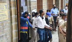 আরিয়ানের সঙ্গে দেখা করার অনুমতি চাইলেন শাহরুখ, ছেলের জন্য বার্গার নিয়ে ছুটলেন গৌরি খান