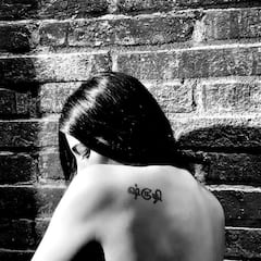 Shruti Haasan Photos: టాటూ చూపిస్తూ శృతి హాట్ ఫోజులు.. బ్లాక్ అండ్ వైట్ లుక్ మాములుగా లేదు.. 