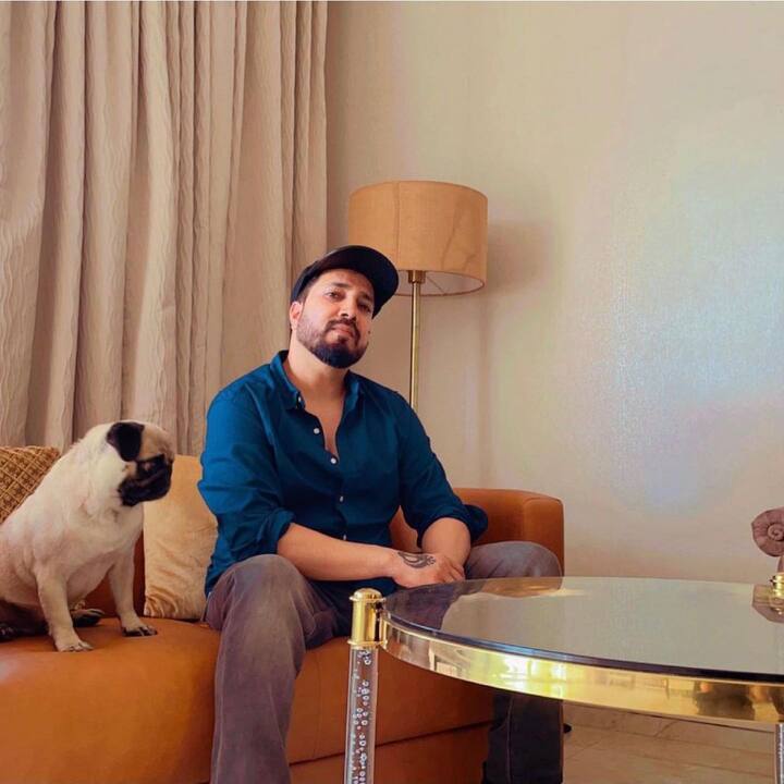 मशहूर सिंगर मीका सिंह ने तो NCB की जांच पर ही सवाल खड़े कर दिए.  मीका सिंह नेअपने ट्विटर अकाउंट पर एक क्रूज की तस्वीर शेयर कर NCB की कार्रवाई पर तंज कसा है. उन्होंने अपने ट्वीट में लिखा, 'वाह क्या सुंदर कॉर्डेलिया क्रूज है, काश मैं वहां जाता. मैंने सुना है कि वहां बहुत सारे लोग थे लेकिन मैं आर्यन खान के अलावा किसी और को वहीं नहीं देख सका. इतने बड़े क्रूज में सिर्फ आर्यन ही घूम रहा था क्या... हद है.. गुड मॉर्निंग आपका दिन शानदार हो..