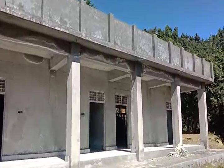 सरकारी स्कूल का निर्माणाधीन भवन भ्रष्टाचार की भेंट चढ़ा, टपकने लगी छतें