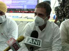 Lakhimpur: Lucknow Airport पर धरने पर बैठे Rahul Gandhi, बोले- आपकी गाड़ी में नहीं जाऊंगा