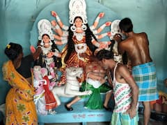 Durga Puja 2021: পুরোহিত ছাড়াই পুজো, সারাবছর দুর্গা সেজে থাকা বহুরূপীরাই উদ্যোক্তা