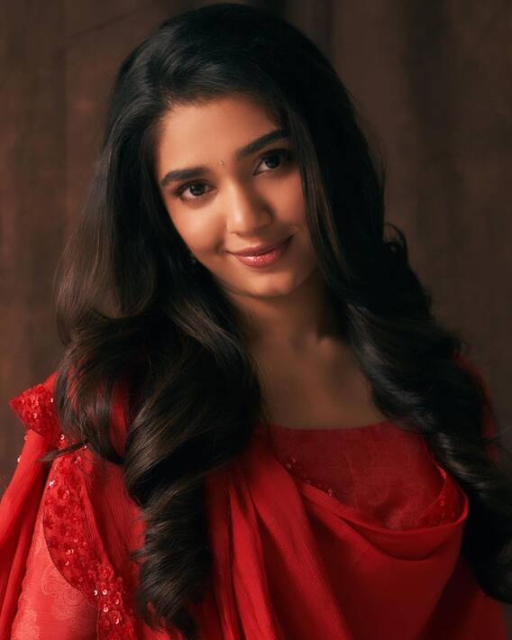 Krithi shetty Photos: మందార పువ్వులా మెరుస్తున్న బేబమ్మ... అందాల బొమ్మ