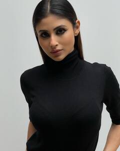 Mouni Roy ने अपनी ग्लैमरस फोटोज़ से बिखेरा जलवा, देखें तस्वीरें