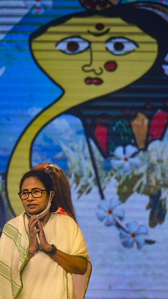 মহালয়ায় ভিন্ন মেজাজে মমতা, গাইলেন গান, উদ্বোধনে গিয়ে আঁকলেন প্রতিমার চোখ