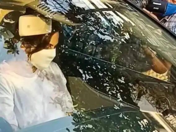 સલમાન ખાન ઉપરાંત તેની બહેન અલવીરા ખાને પણ આ સમાચાર સાંભળતા જ શાહરૂખને મળવા તેના ઘરે પહોંચી ગઇ. અલવીરાની મન્નતમાં જતી તસવીરો સામે આવી હતી.