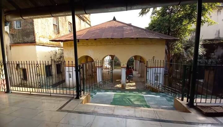 দেবী দুর্গা মহাদেবের বাম ঊরুতে বসে।দেবী এখানে দশভুজা নন। মহিষাসুরও নেই। আড়াইশো বছর ধরে পূর্ব বর্ধমানের বড়শুলের 'দে' বাড়িতে পুজিত হচ্ছেন হরগৌরী।