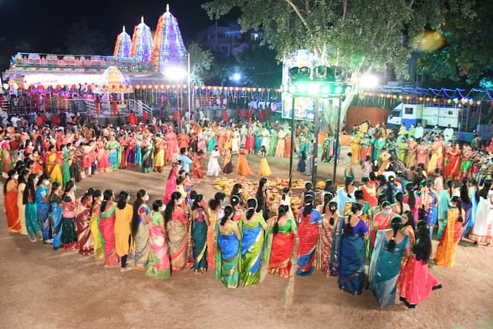 తెలంగాణ వ్యాప్తంగా బతుకమ్మ సంబరాలు అంగరంగ వైభవంగా ప్రారంభమయ్యాయి. ఆశ్వీయుజ శుద్ధ పాడ్యమికి ముందురోజు వచ్చే అమావాస్య నాడు ఎంగిలి పూల బతుకమ్మ పేరుతో ప్రారంభమైన బతుకమ్మ వేడుకలు దుర్గాష్టమి రోజున సద్దుల బతుకమ్మతో ముగుస్తాయి. ఈ 9 రోజులు తెలంగాణలో బతుకమ్మ వేడుకలు ఘనంగా సాగుతాయి.