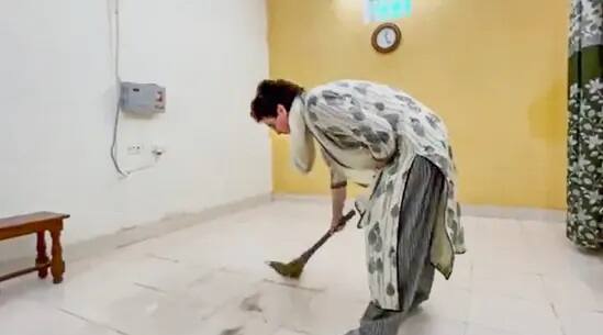 ਪ੍ਰਿਯੰਕਾ ਦੇ ਝਾੜੂ ਨੇ ਪਾਇਆ ਬੀਜੇਪੀ ਨੂੰ ਸਿਆਪਾ! ਹੁਣ ਕੀਤੀ ਜਾ ਰਹੀ ਜਾਂਚ, ਆਖਰ ਕਮਰੇ 'ਚ ਧੂੜ ਕਿੱਥੋਂ ਆਈ, ਕਿਉਂ ਲਾਉਣਾ ਪਿਆ ਝਾੜੂ? investigating why Priyanka Gandhi had to need broom in her room ਪ੍ਰਿਯੰਕਾ ਦੇ ਝਾੜੂ ਨੇ ਪਾਇਆ ਬੀਜੇਪੀ ਨੂੰ ਸਿਆਪਾ! ਹੁਣ ਕੀਤੀ ਜਾ ਰਹੀ ਜਾਂਚ, ਆਖਰ ਕਮਰੇ 'ਚ ਧੂੜ ਕਿੱਥੋਂ ਆਈ, ਕਿਉਂ ਲਾਉਣਾ ਪਿਆ ਝਾੜੂ?