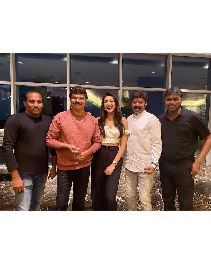 (Image credit: Instagram) అఖండ షూటింగ్ లో పాల్గొన్న ప్రగ్యా ఆ ఫోటోలను తన ఇన్ స్టా ఖాతాలో అభిమానులతో పంచుకుంది.