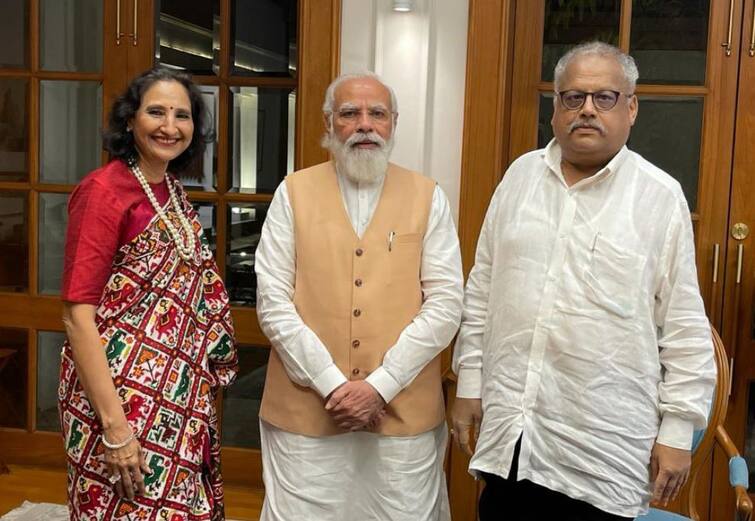 Big Bull Rakesh Jhunjhunwala meets PM Modi with wife ઝુનઝુનવાલા સાવ ચોળાયેલો શર્ટ પહેરીને મોદીને મળતાં લોકોએ કરી શું કોમેન્ટ ? મોદીએ 'વન એન્ડ ઓન્લી' ગણાવી શું કર્યાં વખાણ ?