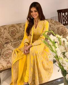 Navratri 2021: नवरात्र के पहले दिन पहनें Yellow कलर, अपना सकते हैं इन बॉलीवुड सेलेब्स जैसा लुक