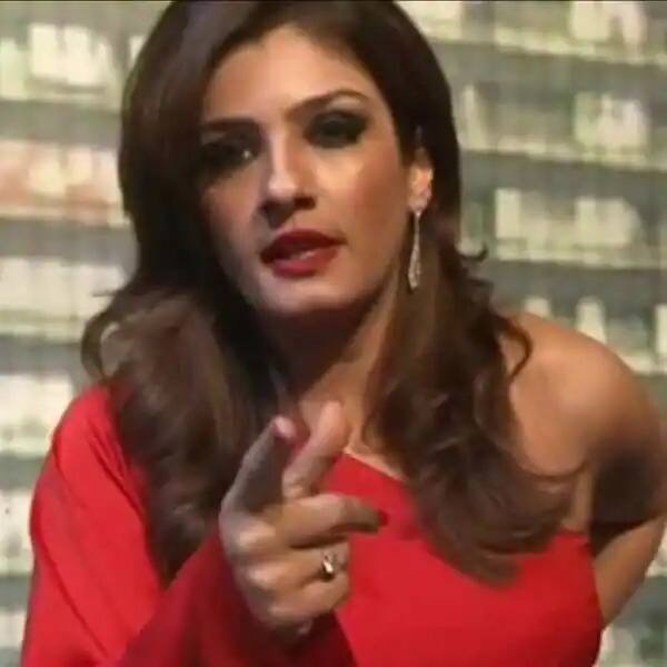 रितेश सिधवानी की न्यू ईयर पार्टी में रवीना टंडन ने कथित तौर पर पति अनिल थडानी की पूर्व पत्नी नताशा पर अपना आपा खो दिया था. आरोप है कि रवीना ने नताशा पर जूस का ग्लास फेंक दिया था.