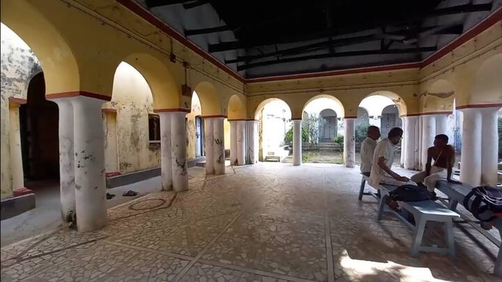 কথিত আছে, জমিদার যাদবচন্দ্র দে-র আমলে তেমনই সাধুসন্তরা এসে ঝোলা থেকে বেশ কয়েকটি ছবি বের করেছিলেন। তার পর পরিবারের এক কন্যাশিশুর চোখ বেঁধে একটি ছবি তুলতে বলেছিলেন তাঁরা। সেই কন্যাশিশু হরগৌরীর ছবিটি তুলেছিল। সেই থেকেই হরগৌরীর পুজো শুরু হয় এখানে।