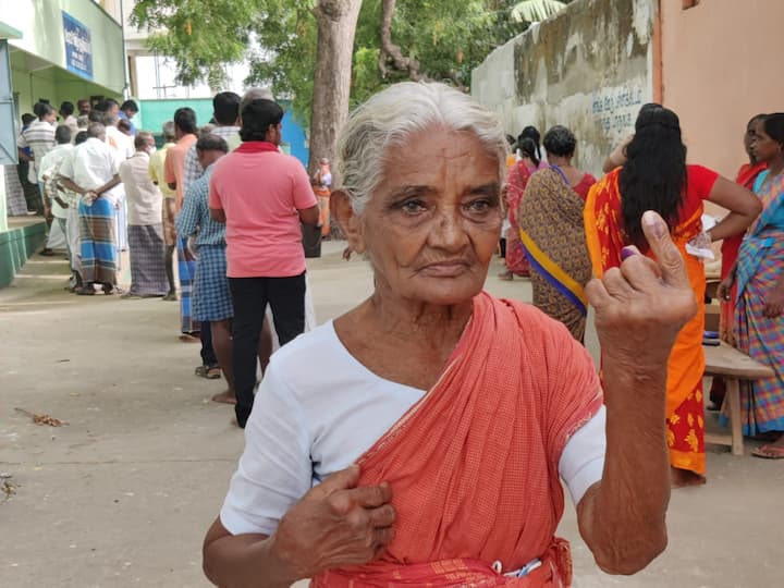 நெல்லையில் வரிசையில் நின்று தனது ஜனநாயக கடமையை நிறைவேற்றியதன் அடையாளத்தை காட்டுகிறார்